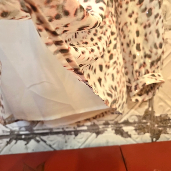 Talbots Stylish Snow Leopard Popover Chic Flowy Top Size:  XL/P Feminine Garden - Picture 8 of 12